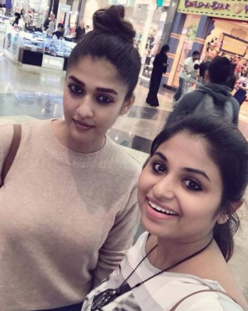 <p>ரசிகையுடன் அழகு செல்பி </p>
