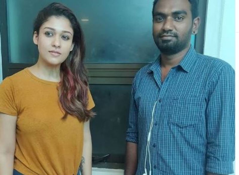 <p>எத்தனை ரசிகர்கள் புகைப்படம் எடுக்க வந்தாலும் சிரித்த முகத்துடன் பூரித்து கொண்டே போஸ் கொடுக்கும் நயன் </p>