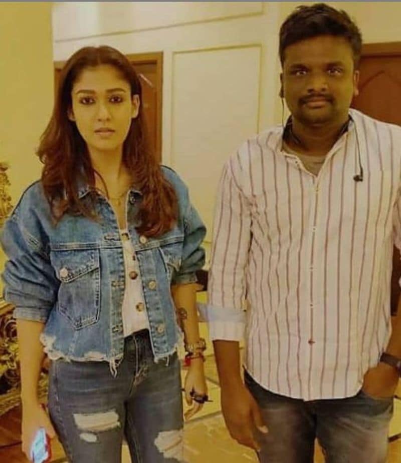 <p>ரசிகருடன் செம்ம ஸ்டைலிஷ் போஸ் </p>