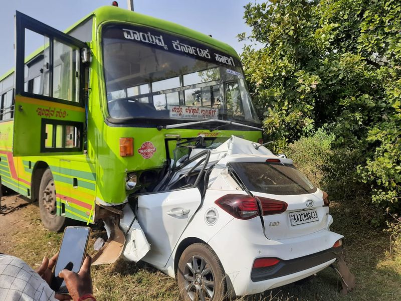 ಬೆಳಗಾವಿ ಜಿಲ್ಲೆ ಸವದತ್ತಿ ತಾಲೂಕಿನ ಚಚಡಿ ಕ್ರಾಸ್ ಬಳಿ ಅಪಘಾತವಾಗಿದ್ದುಡಿಕ್ಕಿಯ ರಭಸಕ್ಕೆ ಕಾರು ಬಸ್ ನ ಅಡಿ ಸೇರಿದೆ.