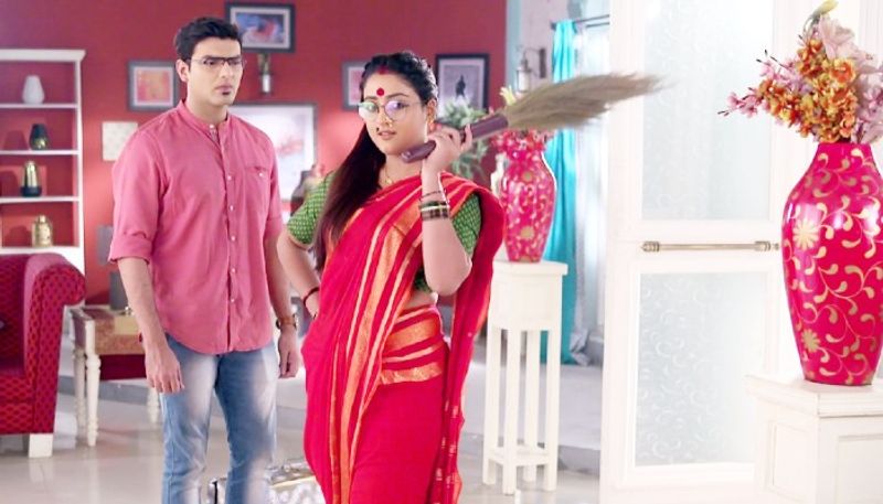আলো ছায়াঃ আর আলো নয়, পুষ্পা বাইয়ের রূপে হল আলোর ভোলবদল। ছদ্মবেষে সেনগুপ্ত বাড়িতে প্রবেশ হল তার। আকাশের বিয়ে ঠিক হয়ে গিয়েছে বিপাশার সঙ্গে। বাবান ও তীর্থঙ্করের মুখোশ টেনে খুলে আকাশের বিয়ে কি রুখতে পারবে আলো। সন্ধে ৬:০০-এ চোখ রাখুন জি বাংলায়।