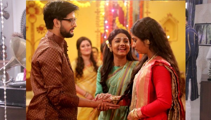 কৃষ্ণকলিঃ অবশেষে শ্যামার আসল পরিচয় এল সামনে। চৌধুরি পরিবারের আনন্দে আত্মহারা। শ্যামাকে ফিরে পেয়ে বেজায় খুশি তারা। নিখিলও শ্যামার পরিস্থিতি বুঝতে পারে। তবে এই আনন্দের মাঝেই লুকিয়ে বিপদ। কৃষ্ণা যে শ্যামারই মেয়ে তা জানতে পারার পরই কৃষ্ণাকে বিষ খাইয়ে মহাযুদ্ধের জন্য কৃষ্ণার পথে বাধা হয়ে দাঁড়ায় রাধারাণি। সন্ধে ৭:০০-এ চোখ রাখুন জি বাংলায়।