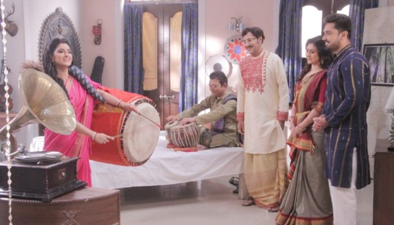 যমুনা ঢাকিঃ ঢাক বাজানোর প্রতিযোগিতায় যমুনা। তবে বরাবরের মতই তার পথে একের পর এক বাধা। সবচেয়ে প্রতিভাবান ঢাকিকে প্রতিদ্বন্দি হিসেবে পেয়ে কি হেরে যাবে যমুনা। সন্ধে ৭:৩০-এ চোখ রাখুন জি বাংলায়।