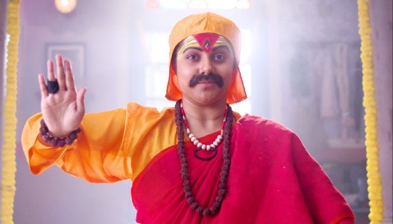 সৌদামিনীর সংসারঃ মিনির ষড়যন্ত্রের জালে জড়িয়ে পড়ে বাবা অম্বিকানাথের ছদ্মবেশে আন্নাকালী। আন্নাকালীর গ্রেফতারি কি আটকানো সম্ভব। রাত ১০:০০-এ চোখ রাখুন জি বাংলায়।