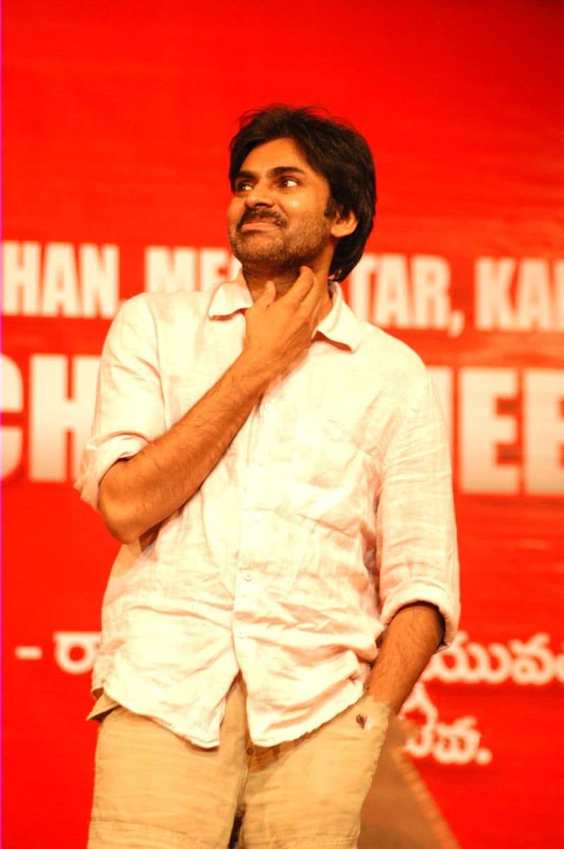 అలాగే పవన్ కళ్యాణ్ విషయంలోనూ అదే పరిస్థితి. ఆయన ప్రస్తుతం `పింక్` రీమేక్ `వకీల్ సాబ్` చిత్రంలో నటిస్తున్నారు. ఇది చిత్రీకరణ పూర్తి చేసుకుంది. త్వరలోనే విడుదల కానుంది. దీంతోపాటు ఇటీవల సాగర్ కె చంద్ర దర్శకత్వంలో మరో సినిమా చేస్తున్నారు. ఇది మలయాళ సినిమా `అయ్యప్పనుమ్ కోషియమ్`కి రీమేక్. ఇందులో రానా మరో హీరోగా నటిస్తున్నారు.