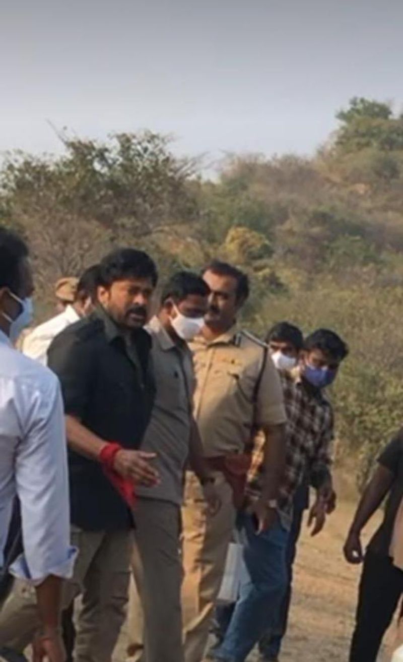 ప్రస్తుతం కొరటాల శివ దర్శకత్వంలో ఆయన `ఆచార్య` చిత్రంలో నటిస్తున్నారు. కాజల్ హీరోయిన్గా, రామ్చరణ్ కీలక పాత్రలో నటిస్తున్న ఈ సినిమా శరవేగంగా చిత్రీకరణ జరుపుకుంటోంది. ఇందులో టెంపుల్ టౌన్ సెట్ హైలైట్ గా నిలువనుంది. మరోవైపు సామాజిక సందేశం, వాణిజ్య అంశాలు మేళవింపుగా ఈ సినిమా ఉండనుంది. దీన్ని ఈ సమ్మర్లోనే రిలీజ్కి ప్లాన్ చేస్తున్నారు.