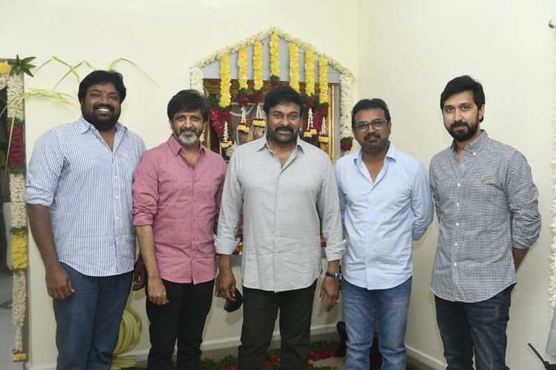 `లూసీఫర్`తోపాటు మెహర్ రమేష్తో తమిళ సూపర్ హిట్ `వేదాళం` రీమేక్లో నటిస్తున్నారు. దీంతోపాటు బాబీ దర్శకత్వంలో మరో సినిమా చేయనున్నారు. ఈ సినిమాలన్నీ పూర్తి కావడానికి 2023 వరకు అవుతుందని చెప్పొచ్చు. మరి చిరు జోరు చూస్తుంటే రెండేళ్లలోనే పూర్తి చేసేలా ఉన్నారు. ఈ లెక్కన చిరుతో సినిమా చేయడం మరో రెండేళ్ల వరకు ఏ దర్శకుడికి సాధ్యం కాదు.