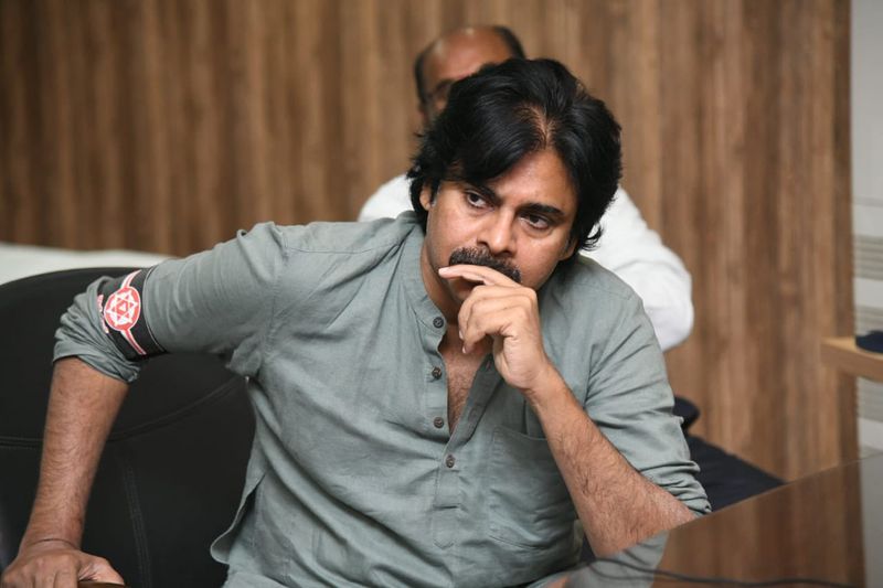 దీంతోపాటు హరీష్ శంకర్ దర్శకత్వంలో మరో సినిమా చేయనున్నారు పవన్. `గబ్బర్ సింగ్` తర్వాత వీరి కాంబినేషన్లో రాబోతున్న సినిమా కావడంతో దీనిపై కూడా భారీ అంచనాలు నెలకొన్నాయి. ఈ సినిమా ఈ ఏడాది ద్వితీయార్థంలోగానీ, వచ్చే ఏడాదిగాని ప్రారంభమవుతుంది.
