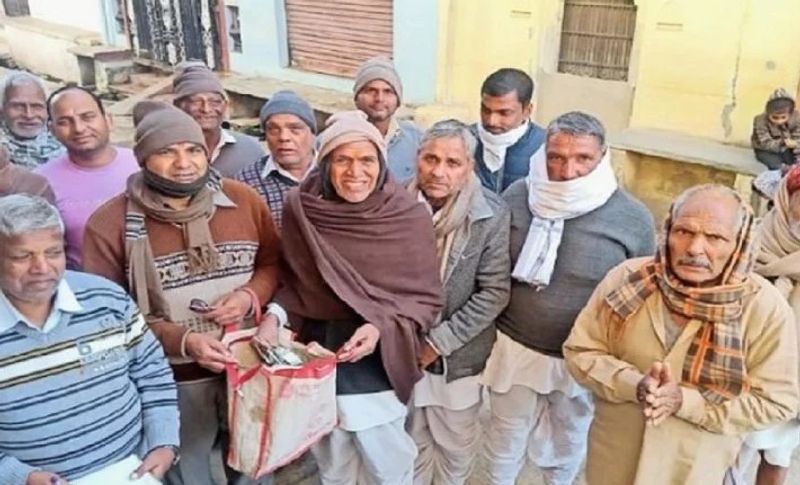 कबूतरों के बैंख खाते से रोज पैसे होते हैं ट्रांसफर
बता दें कि इन कबूतरों का बड़ौदा राजस्थान ग्रामीण बैंक की बंबोरी ब्रांच में अकाउंट खोला गया है। जिसका खाता नंबर 41940100000447 है। आए दिन इस खाते से पैसा ट्रांसफर होता रहता है और इसकी पासबुक अपडेट होती रहती है। 