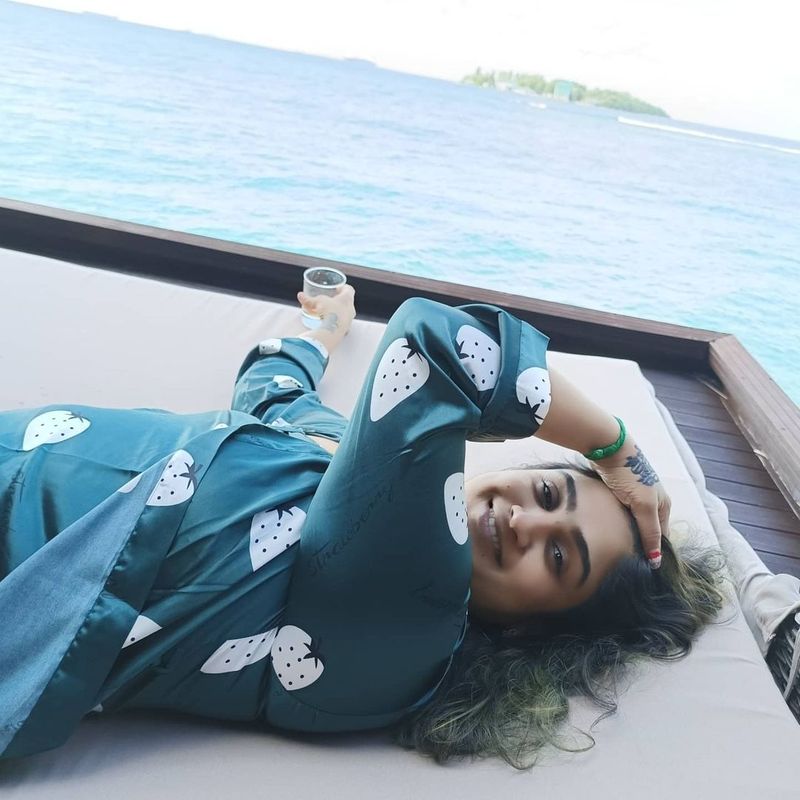 இதனால் காஜல் அகர்வால், ரகுல் ப்ரீத் சிங், சமந்தா, வேதிகா, டாப்ஸி, ஹன்சிகா, சாரா அலிகான், குடும்பத்தினருடன் கேஜிஎஃப் யஷ் உள்ளிட்ட பலரும் மாலத்தீவில் குவிந்து வருகின்றனர். 