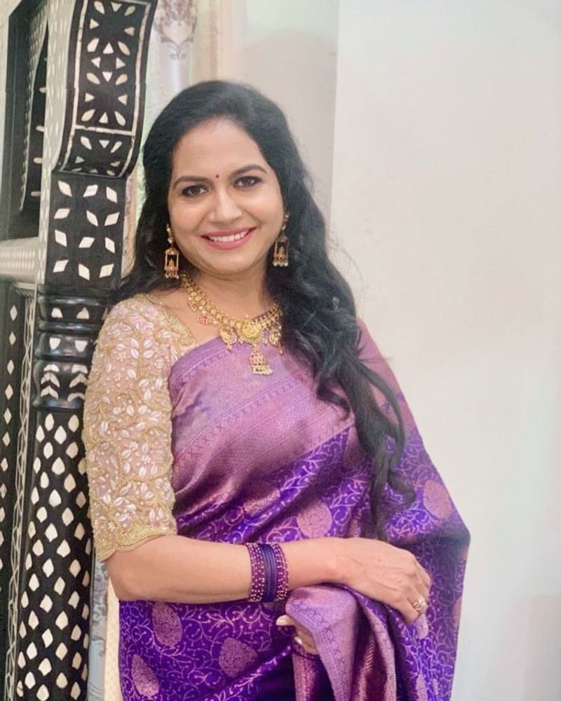 అలాగే సునీత మరియు భార్గవి గీత కార్మికుడు పక్కనే నిల్చొని , కల్లు నింపిన గ్లాసులు చేతిలో ఉంచుకొని ఫోటోలకు ఫోజిచ్చారు. సదరు ఫోటోలు సోషల్ మీడియాలో వైరల్ గా మారాయి.