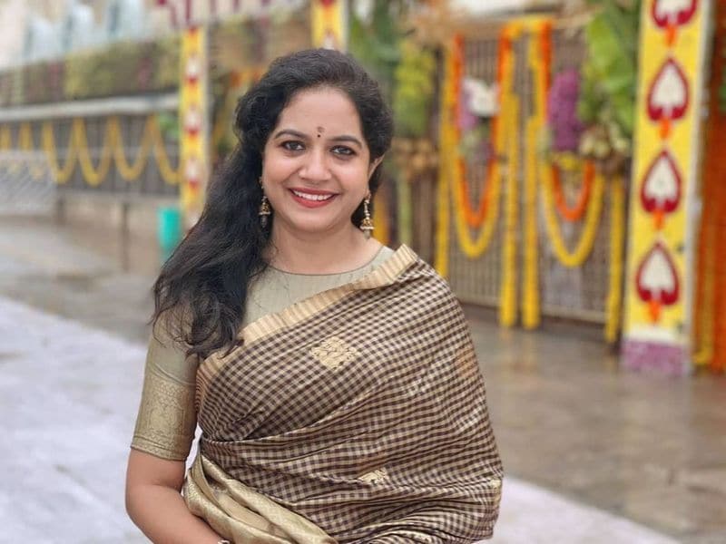 సునీత తన వెకేషన్ కి సంబందించిన ఫోటోలు సోషల్ మీడియాలో పంచుకున్నారు. ఇక బీచ్ వేర్ లో హాట్ అండ్ గ్లాసెస్ ధరించి భిన్నంగా కనిపించారు సునీత.