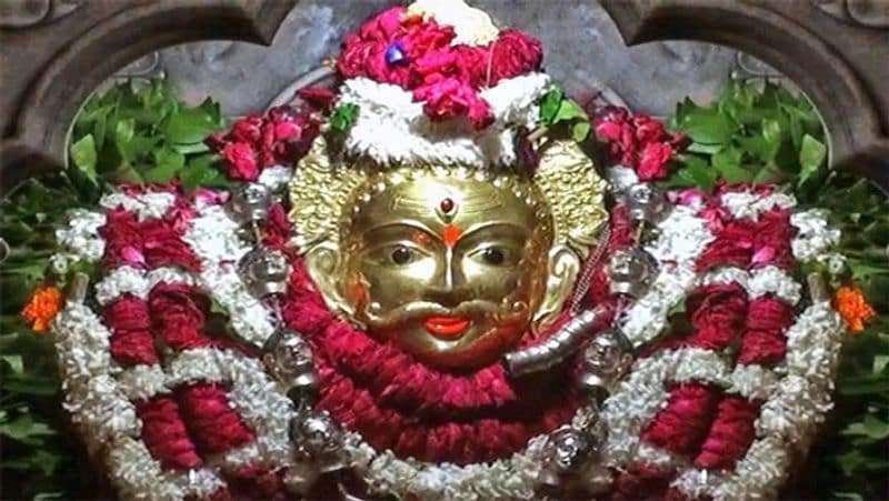 <p>তন্ত্রের ঈশ্বর বলে মনে করা হয় ভৈরব-কে। অর অপর নাম কাল-ভৈবর। শিবপুরাণ মনে, ভৈরব বলেন শিবের অবতার। তাই তন্ত্র সাধনার প্রধাণ এই দেবতার মূর্তি ঘরে রাখা অশুভ বলে মনে করা হয়। </p>