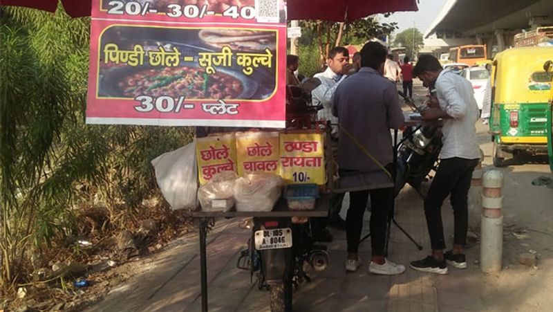 दीपक बताते हैं कि लॉकडाउन के पहले सबकुछ बढ़िया होने लगा था। लॉकडाउन लगने पर कर्मचारियों को एक महीने की सैलरी देकर विदा किया। इसके बाद उनके पास कुछ नहीं बचा था। कुछ समय एक कंपनी के लिए सर्वे किया। फिर बाइक पर छोले-कुलचे बेचने का आइडिया आया। दीपक रोज सुबह 6 बजे उठकर 10 बजे तक सामान रेडी करके बाइक पर निकल जाते हैं। उनका सामान शाम तक बिक जाता है। उनके छोले-कुलचे लोगों को इतने पसंद आते हैं कि 50-60 रेग्युलर कस्टमर बन गए हैं। आगे पढ़ें- राजमा-चावल ने बदल दी जिंदगी