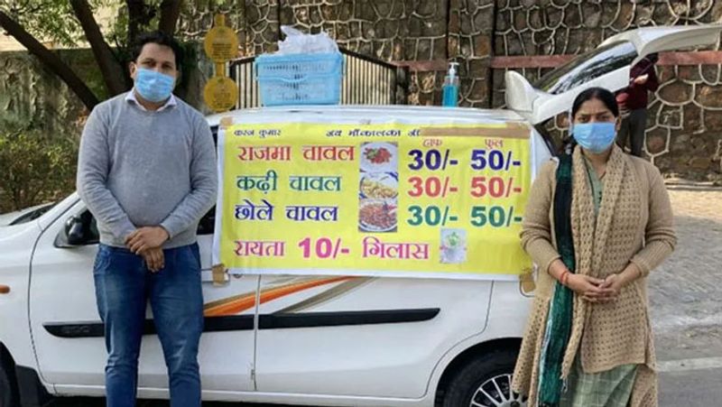 कभी एक सासंद के यहां मामूली सैलरी पर ड्राइवर की नौकरी करने वाला यह शख्स आज महीने में लाख रुपए तक कमा रहा है। ये हैं 35 साल के करण कुमार, जो अपनी पत्नी अमृता के साथ दिल्ली के तालकटोरा स्टेडियम के पास कार में फूड स्टाल लगाते हैं। पति का आइडिया और पत्नी के बने राजमा-चावल काम कर आए। दूर-दूर से लोग यहां खाने आते हैं। करण और अमृता रोज सुबह फरीदाबाद से तालकटोरा स्टेडियम आते हैं। इन्होंने एक पोस्टर बनवा रखा है। साइड में गाड़ी खड़ी करके पोस्टर कार पर टांगते हैं और गाड़ी की डिग्गी में अपना रेस्त्रा ओपन कर लेते हैं। करण कहते हैं कि नौकरी जाने के बाद बेहद तनाव में था। लेकिन अब सब ठीक हो गया। वे कहते हैं कि अब किसी की नौकरी नहीं करना। संभव हुआ, तो आगे चलकर अपना बड़ा-सा रेस्त्रां खोलेंगे। आगे पढ़ें यह कहानी...
