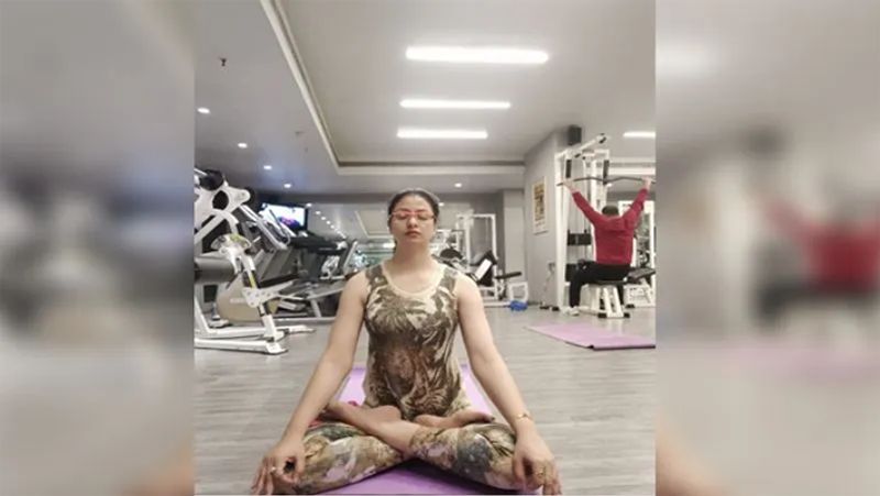 हाल ही में उन्हें जिम में योगा करते देखा गया था। आंखों में चश्मा लगाए और स्किनी बॉडी सूट पहने उन्होंने अपनी फोटो इंस्टाग्राम पर शेयर की थी। उनकी इस तस्वीर पर भी फैंस ने उन्हें बहुत ट्रोल किया था।