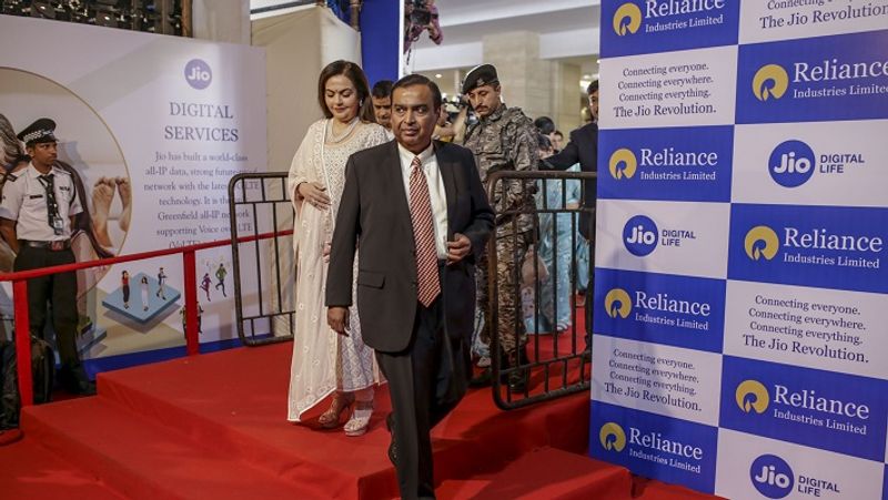आंकड़ों के मुताबिक, रिलायंस इंडस्ट्रीज (RIL) का मार्केट वैल्यू 71 हजार करोड़ रुपए बढ़ र 12.99 लाख करोड़ रुपए हो गया। इसके अलावा टीसीएस (TCS), हिंदुस्तान यूनिलीवर लिमिटेड (Hindustan Unilever Limited) और बजाज फाइनेंस लिमिटेड (Bajaj Finance Limited) का मार्केट वैल्यू भी बढ़ा है। (फाइल फोटो)