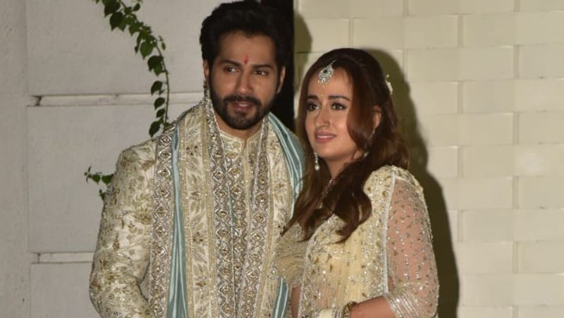 नताशा के लहंगे पर कई लेयर के घेरे के साथ सेक्विन पैटर्न दिखाई दिया। लहंगे के साथ एक जरी वाला दुपट्टा सिर पर ले रखा था। दुपपट्टे के बॉर्डर को फ्लोरल सेक्विन और स्टोन पैटर्न बना हुआ था।