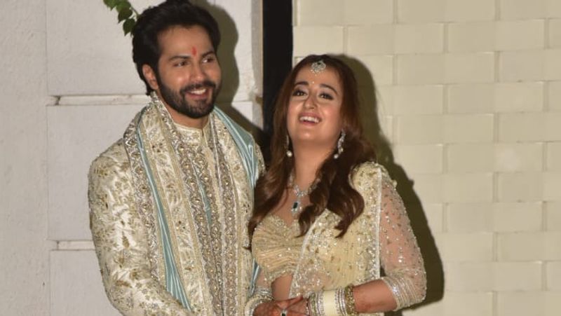 शादी के बाद अब 2 फरवरी को मुंबई में JW मैरिएट में ग्रैंड रिसेप्शन होगा। इस रिसेप्शन में बॉलीवुड इंडस्ट्री से जुड़े कई सेलेब्स के शामिल होने का खबर है। 