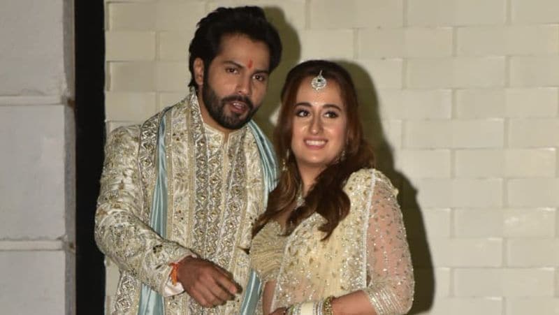 प्राइवेसी मेंटेन रखने के लिए वरुण और नताशा ने कथित तौर पर मेहमानों को उनकी अनुमति के बिना शादी की फोटोज लीक नहीं करने के लिए कहा थआ। नियमों का उल्लंघन न हो इसके लिए वेन्यू पर अंदर फोन लाना मना था। सभी के फोन पर स्टिकर चिपकाए गए थे। 