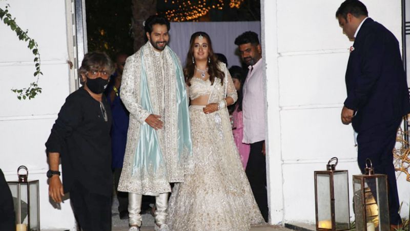 शादी के बाद वरुण ने मीडिया फोटोग्राफर्स और फैन्स को निराश नहीं किया। उन्होंने नताशा के साथ बकायदा बाहर आकर जमकर पोज दिए। मेंशन के बाहर खड़े लोगों को उन्होंने मोतीचूर के लड्डू खिलाकर मुंह मीठा करवाया। 