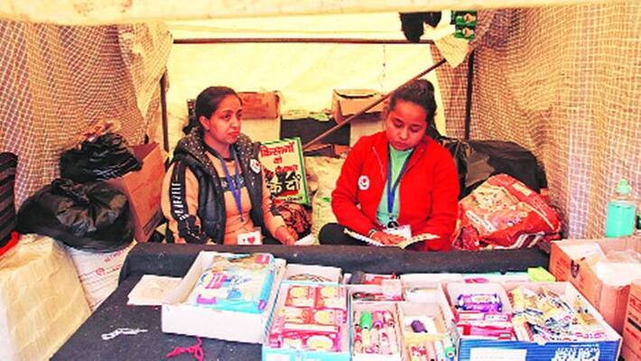 farmer protest ghazipur border two sisters set up mahila store for sanitry and washroom facility KPT farmer protest ghazipur border two sisters set up mahila store for sanitry and washroom facility KPT