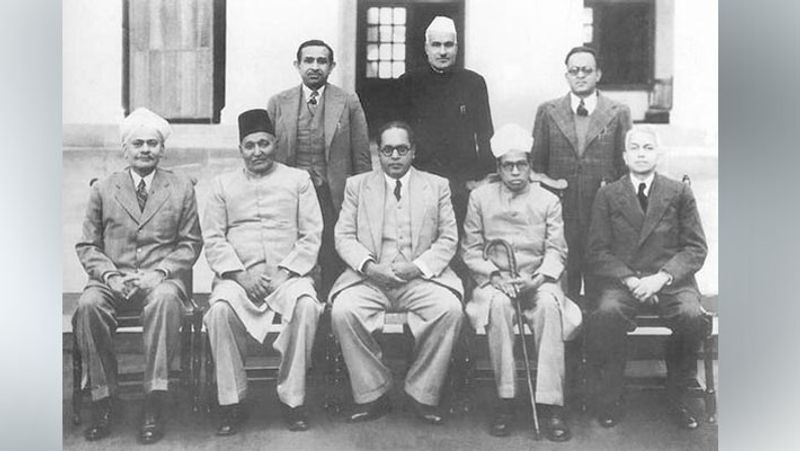 गणतंत्र दिवस का मुख्य समारोह दिल्ली में होता है। इसमें राजपथ पर 8 किमी लंबी परेड निकलती है। यह रायसीना हिल से शुरू होकर राजपथ, इंडिया गेट होते हुए लालकिले पर जाकर समाप्त होती है।
(संविधान सभा के सदस्य)