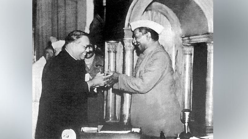 संविधान सभा में कुल 22 समितियां थीं। इनका काम था- संविधान लिखना या निर्माण करना। इसकी प्रारूप समिति के अध्यक्ष अंबेडकर थे। 26 नवंबर, 1949 को पहले राष्ट्रपति डॉ. राजेन्द्र प्रसाद को भारत का संविधान सौंपा गया था।