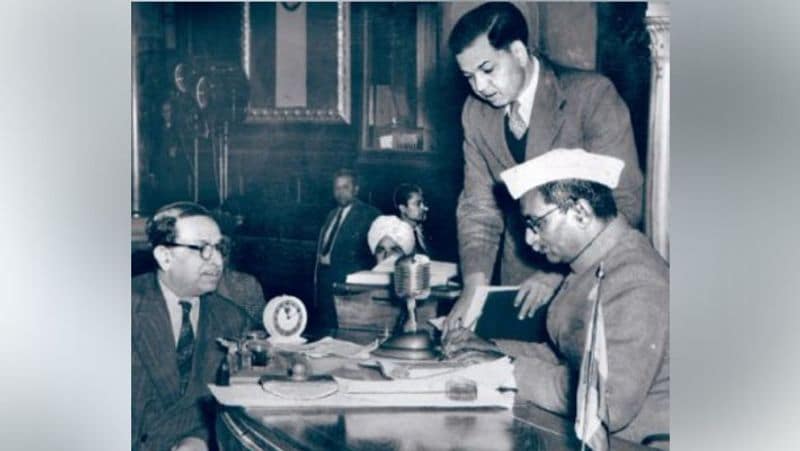 संविधान में सभा के 308 सदस्यों ने कई सुधार और बदलाव किए। इसके बाद 24 जनवरी 1950 को संविधान की दो हस्तलिखित कॉपियों पर हस्ताक्षर किए गए। इसके बाद 26 जनवरी को देशभर में इसे लागू किया गया। 