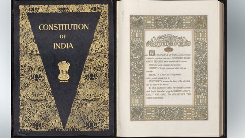 यह है हमारा भारतीय संविधान। इसमें देश के नागरिकों के मूलभूत अधिकारों आदि की व्याख्या की गई है।
