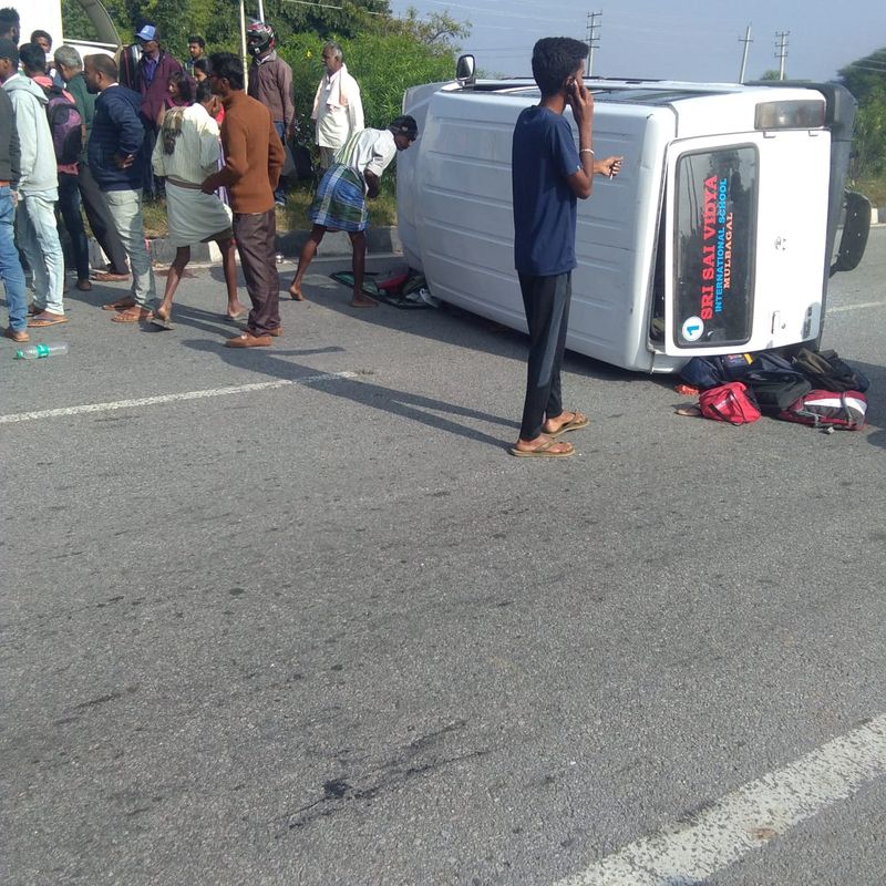 15 children injured as school van overturns in Kolar snr