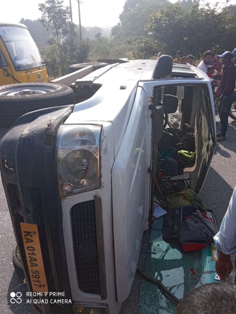 15 children injured as school van overturns in Kolar snr