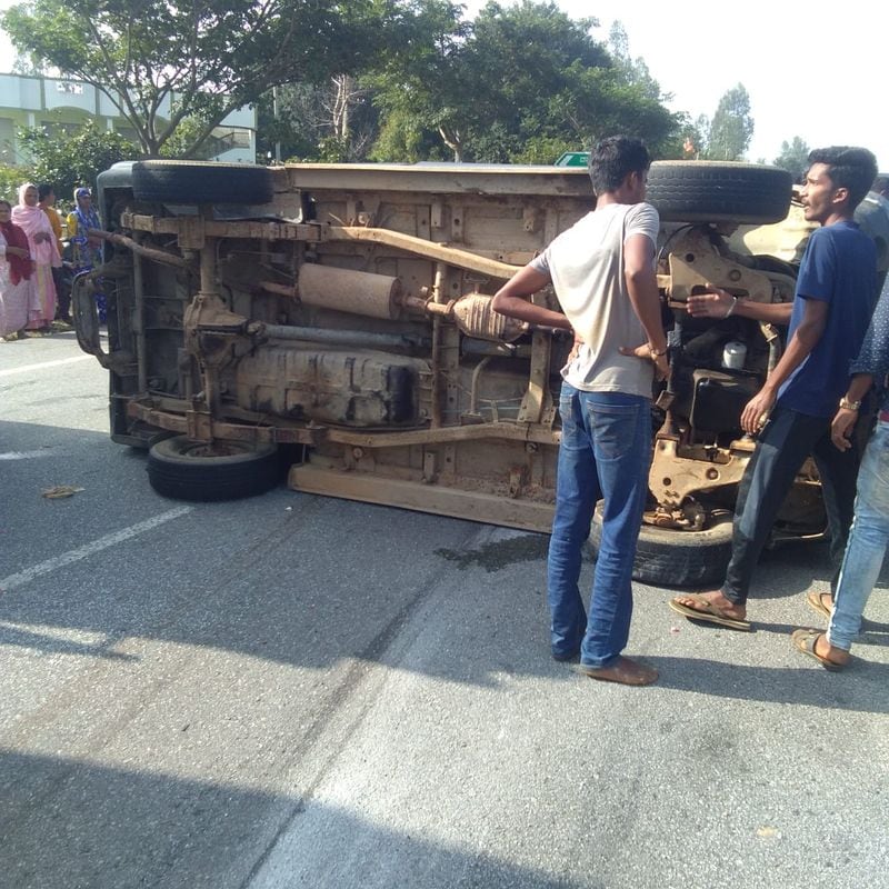 15 children injured as school van overturns in Kolar snr
