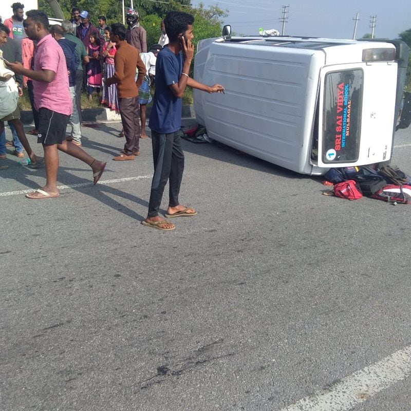 15 children injured as school van overturns in Kolar snr
