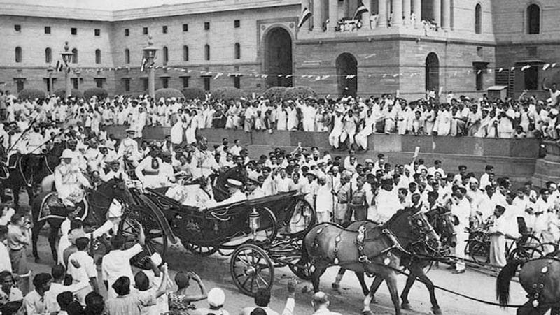 भारत 15 अगस्त, 1947 को अंग्रेजों की गुलामी से स्वतंत्र हुआ। इसके बाद 26 जनवरी, 1950 को भारतीय संविधान बनाया गया। इस दिन देश के पहले राष्ट्रपति डॉ. राजेंद्र प्रसाद ने 21 तोपों की सलामी के साथ झंडावंदन किया था।