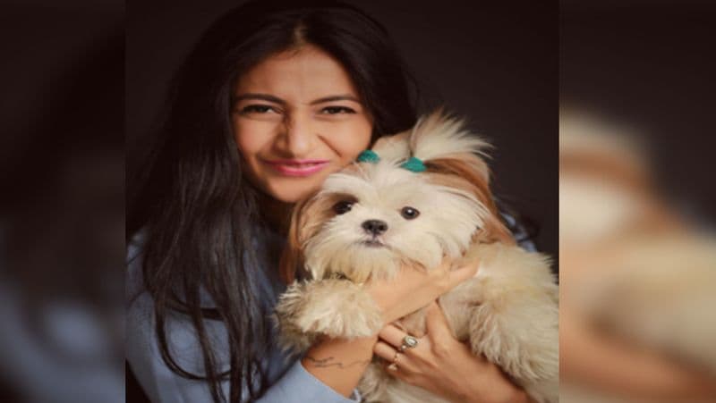 हाल ही में धनाश्री वर्मा ने अपने पप्पी के साथ अपना एक फोटोशूट करवाया है, जिसमें वह अपने डॉगी को गोद में ली हुई उसे निहारती नजर आ रही है। दोनों की ये तस्वीर सोशल मीडिया पर खूब वायरल हो रही है।