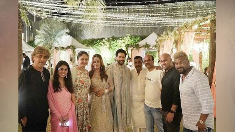 शादी की सारी रस्में पूरी करने के बाद न्यूडी वेड्स कपल वरुण धवन और नताशा दलाल ने मेहमानों के साथ फोटो क्लिक करवाई। 