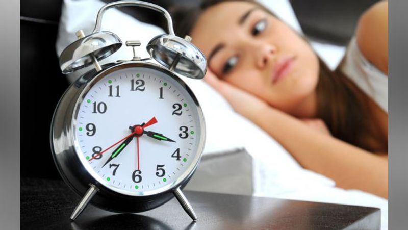 नींद में खलल न डालें
रात में 7-8 घंटे की पर्याप्त नींद बहुत जरूरी है। इससे सेहत अच्छी रहती है। दिनभर फिट रहेंगे। रात में एक कप दूध में थोड़ा गुड़ और जायफल लीजिए। इससे इम्यूनिटी बढ़ती है और अच्छी नींद आती है।