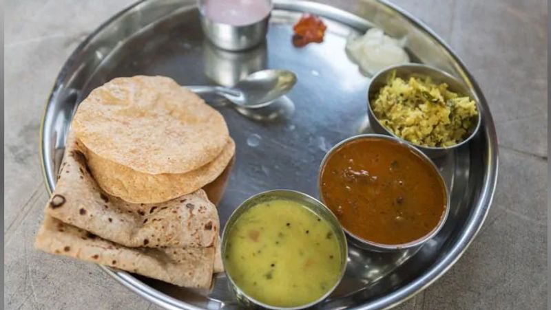 घर का खाना खाएं
बाहर के खाने से बचें। कोशिश रहे कि घर का पौष्टिक खाना खाएं। बाहर के खाने से भी वेट बढ़ता है।