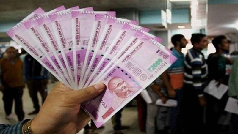 आजकल सभी लोगों के सामने रुपए-पैसे की दिक्कत बनी हुई है। कोरोना महामारी (Covid-19 Pandemic) की वजह से हर वर्ग के लोगों की आमदनी पर असर पड़ा है। ऐसे में, ज्यादा प्रीमियम वाली पॉलिसी लेना सभी लोगों के लिए संभव नहीं है। इसे देखते हुए एलआईसी (LIC) कम प्रीमियम वाली एक ऐसी पॉलिसी शुरू की है, जिसमें कोई भी निवेश कर सकता है। इस पॉलिसी में रिटर्न भी अच्छा-खासा मिल रहा है। (फाइल फोटो)