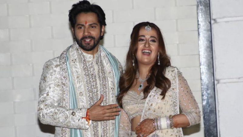 वरुण ने जब सभी से अपनी पत्नी नताशा को मिलवाया तो इस दौरान नई नवेली दुल्हन ठहाका लगाकर हंसने लगी। वरुण के चेहरे पर भी मुस्कान नजर आई।