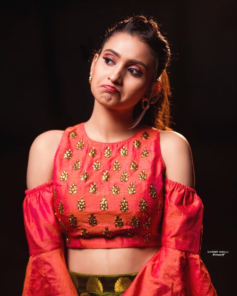 ఇప్పటికే `ఢీ`లో దీపికా వచ్చాక వర్షిణిని పక్కన పెట్టేశారు. మరోవైపు రష్మీని కూడా తగ్గించేశారు. ఆమెకి జోడిగా ఉన్న సుడిగాలి సుధీర్ని పక్కన పెట్టేశారు.