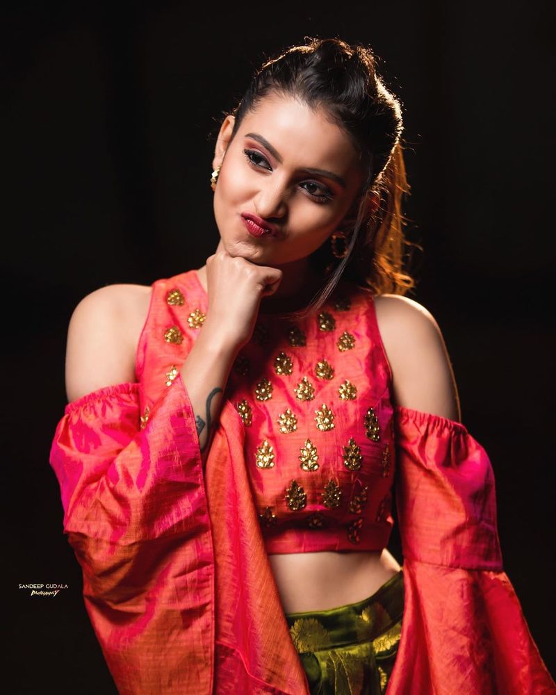 కొత్తగా వచ్చిన సునామి దీపికా పిల్లిని బాగా ఎంకరేజ్ చేస్తున్నారు. నిర్వహకుల ప్రోత్సహంతోనే తన టాలెంట్తో రెచ్చిపోతుంది దీపికా. ఈ క్రమంలో హాట్ ఫోటోలతో రెచ్చిపోతుంది. తాజాగా క్యూట్ అండ్ హాట్ మేళవించిన ఫోటోలను పంచుకుంది