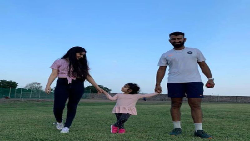 ये है चेतेश्वर पुजारा की क्यूट फैमिली। मैच से फ्री होने के बाद वह हमेशा अपने परिवार के साथ समय बिताना पसंद करते हैं। ऑस्ट्रेलिया दौरे से लौटने के बाद भी वह अपने परिवार से साथ क्वालिटी टाइम स्पेंड कर रहे हैं।