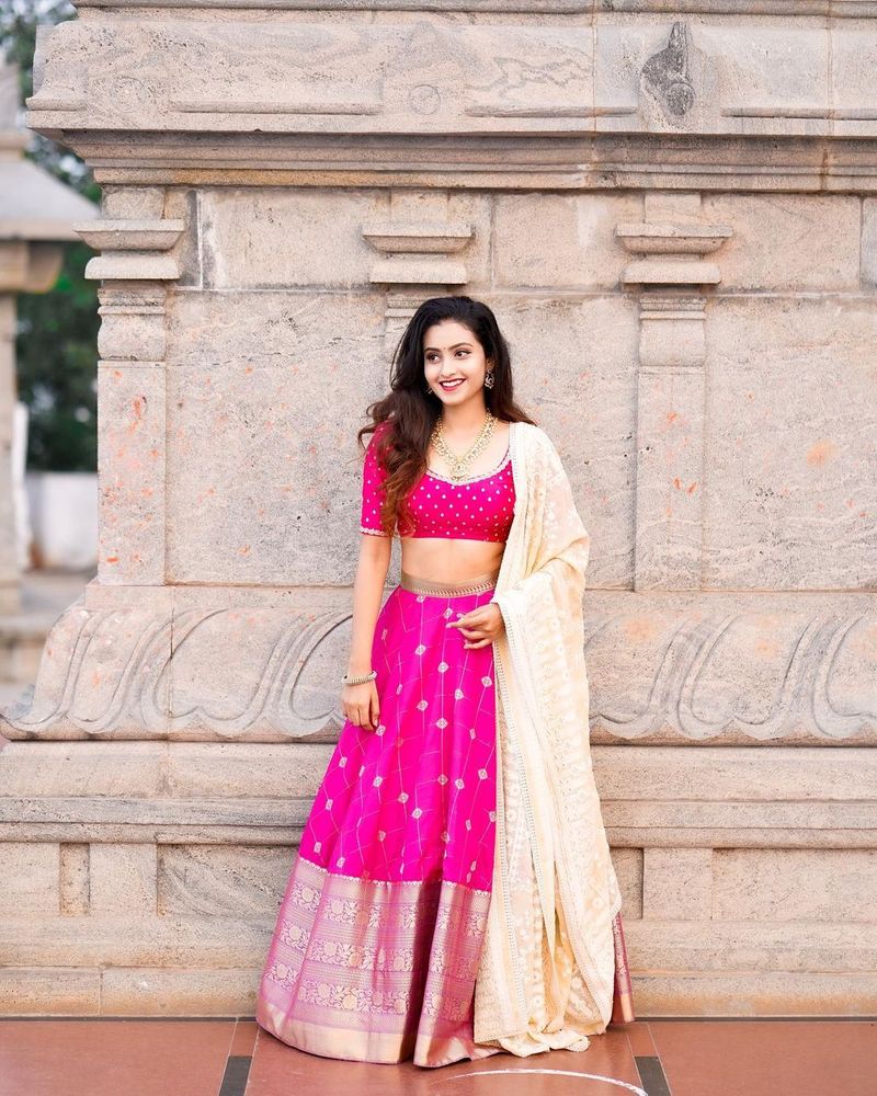 వచ్చిన కొద్ది కాలంలోనే ఎన్నాళ్ల నుంచో పాతుకుపోయిన వారి పునాదులను కదుపుతూ తానేంటో నిరూపించుకుంటుంది దీపిక.