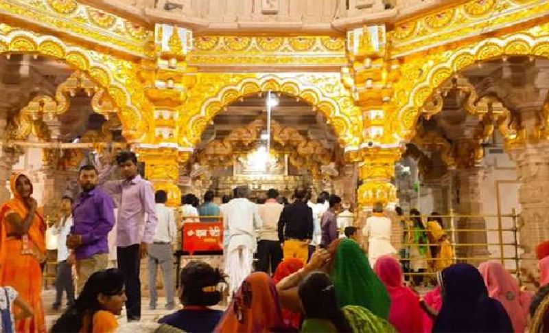 सांवलिया जी मंदिर में करीब 500 लोगों का स्टाफ है। जो मंदिर की देखरेख में लगा हुआ है। दानपात्र से निकलने वाली राशि से मंदिर ट्रस्ट कई सेवा कार्य भी करती है। आसपास के करीब 25 गांवों का विकास भी इसी दान की गई राशि से होता है। जैसे शिक्षा, चिकित्सा, धार्मिक आयोजन, विकास और मूलभूत सुविधाओं को विकसित करने में यह राशि खर्च करता है।