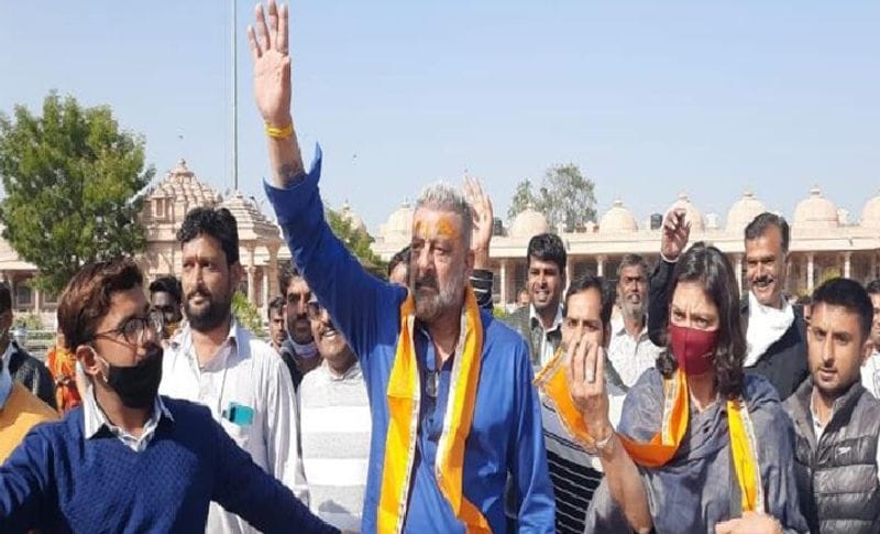 बता दें कि सांवलिया जी मंदिर में नेता और या अभिनेता सभी यहां आकर हाजिर लगाते हैं। देश के सबसे बड़े और अमीर बिजनेसमैन मुकेश अंबानी का परिवार यहां कई बार दर्शन के लिए आ चुका है। इतना ही नहीं उनके पिता उद्योगपति धीरूभाई अंबानी पत्नी कोकिलाबेन अंबानी संवालिया दरबार में हाजिरी लगा चुकी हैं। बॉलीवुड एक्टर धर्मेंद्र, शक्ति कपूर, और अब संजय दत्त यहां पहुंचे हुए हैं।