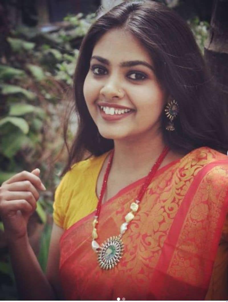 ನಯನ: ಗಿಣಿರಾಮ ಧಾರಾವಾಹಿಯ ಈಕೆ ಒಂದು ಎಪಿಸೋಡ್ಗೆ 15 ರಿಂದ 20 ಸಾವಿರ ರು. ಪಡೆಯುತ್ತಾರಂತೆ. ಈಕೆ ಹಾಡುವುದರಲ್ಲಿಯೂ ಎತ್ತಿದ ಕೈ