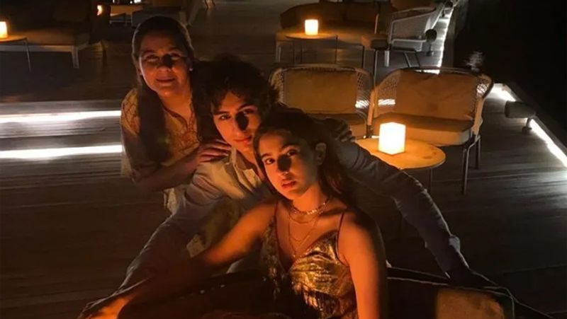 मां अमृता सिंह और भाई इब्राहिम अली खान के साथ मालदीव में वेकेशन मनाते सारा ने यह फोटो भी अपने इंस्टाग्राम पर शेयर की थी। 