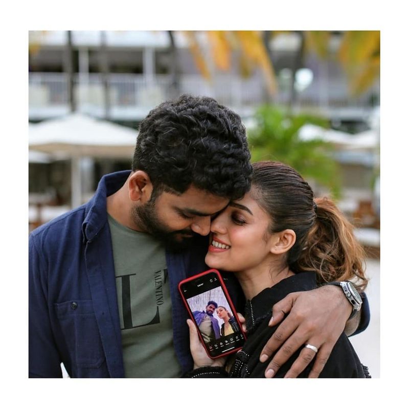 ప్రభుదేవాతో బ్రేకప్ తర్వాత కొన్నాళ్లపాటు సింగిల్గానే ఉన్న నయనతార గత కొంత కాలంగా దర్శకుడు విగ్నేష్ శివన్కి దగ్గరయ్యింది. వీరిద్దరు ప్రేమలో పడ్డారు.